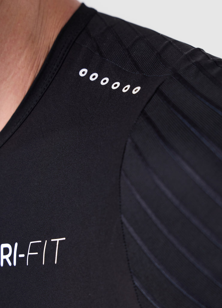 Close-up of the ribbed aero sleeve with TRI-FIT logo and laser cut shoulder ventilation on the white/black VORTEX triathlon suit