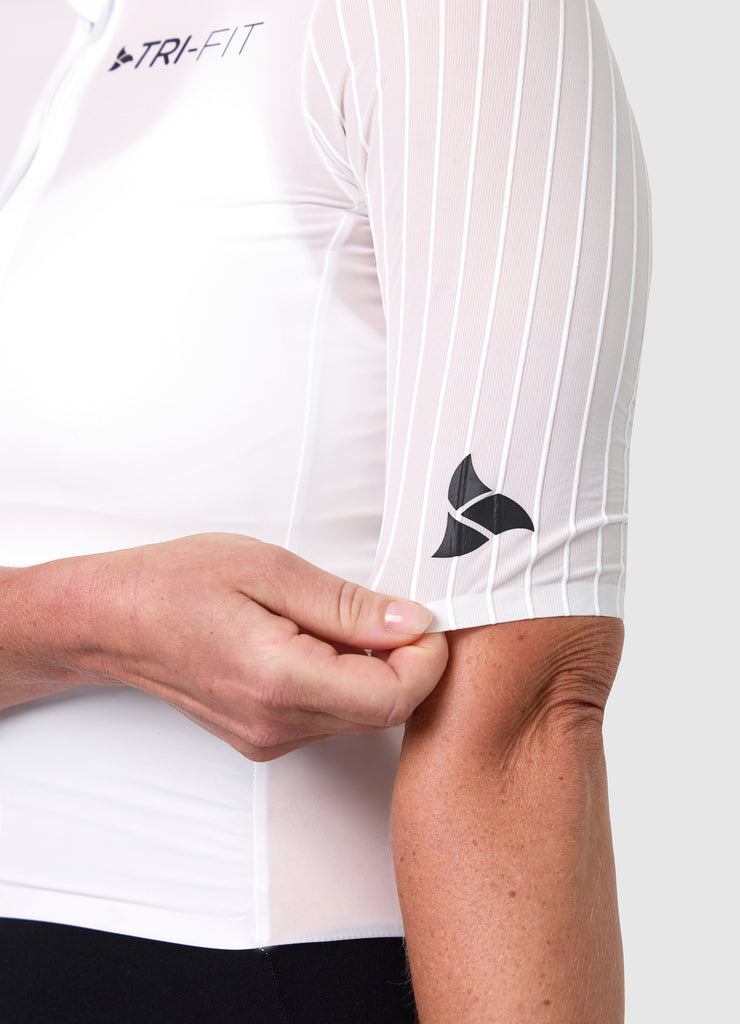 Close-up of the ribbed aero sleeve with TRI-FIT logo on the white/black VORTEX triathlon suit