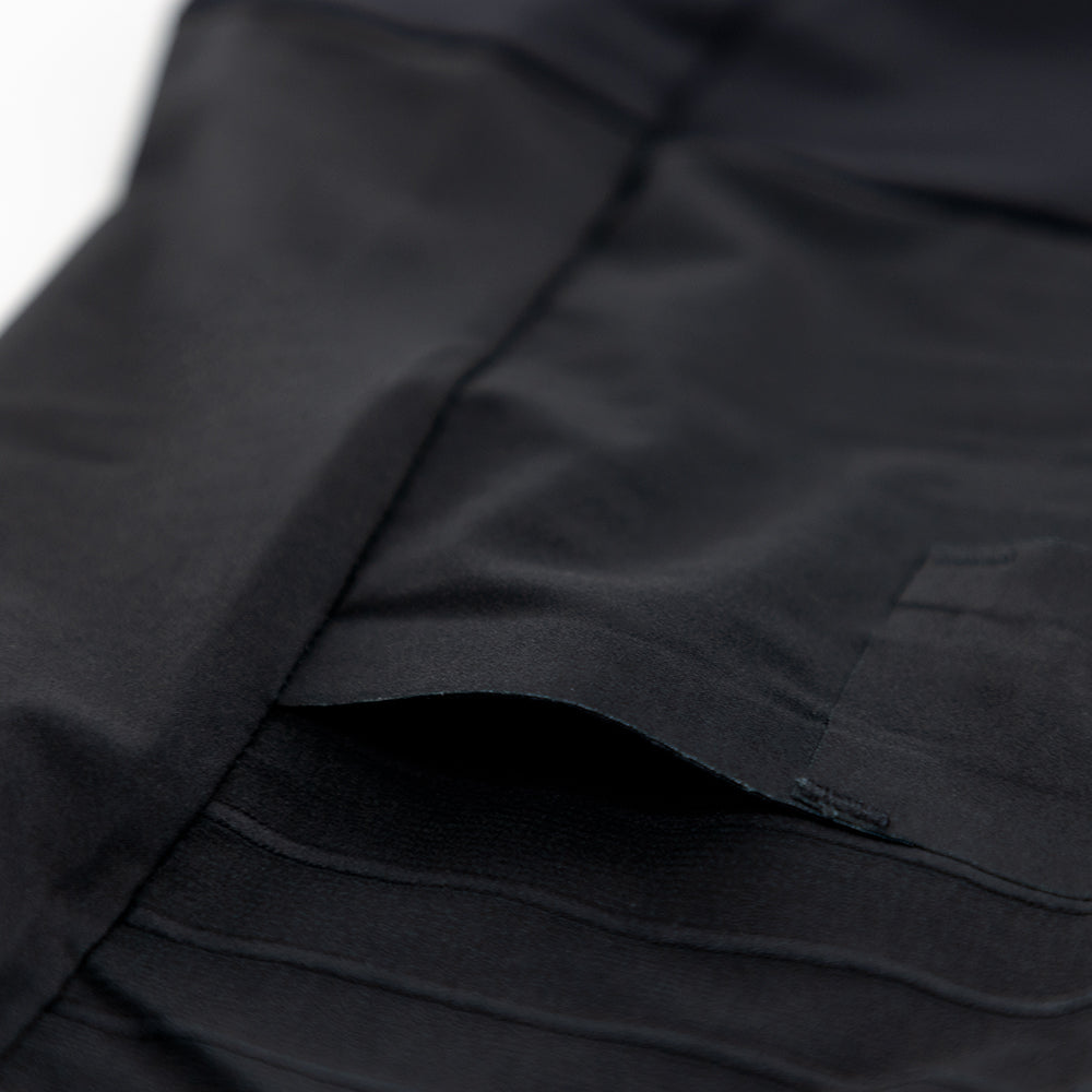 TRI-FIT VORTEX BLACK EDITION Tri-Suit gel pocket – aerodynamic side gel storage detail